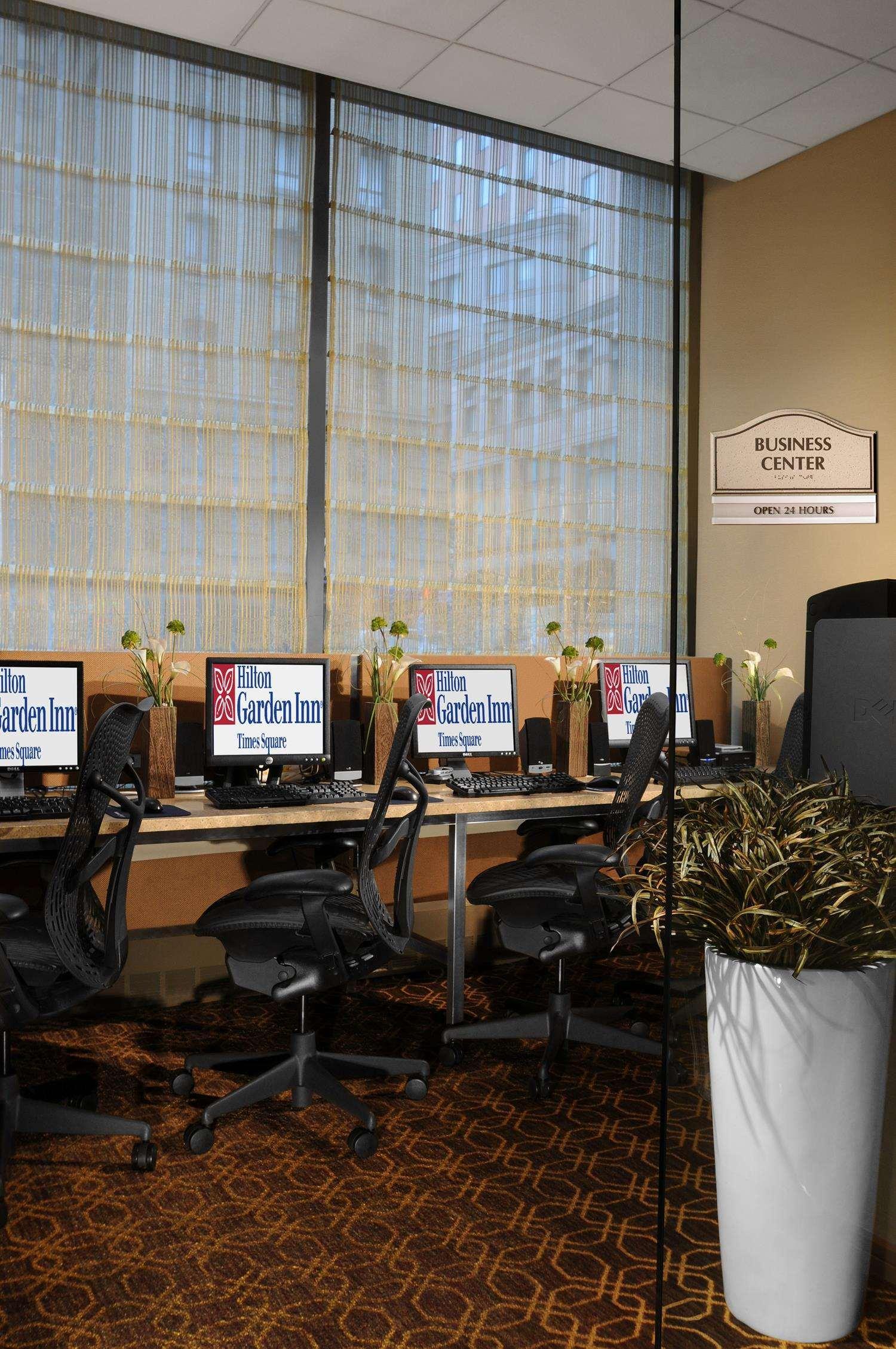 Kimpton Theta New York - Times Square By Ihg Hotel สิ่งอำนวยความสะดวก รูปภาพ A typical business center at a hotel