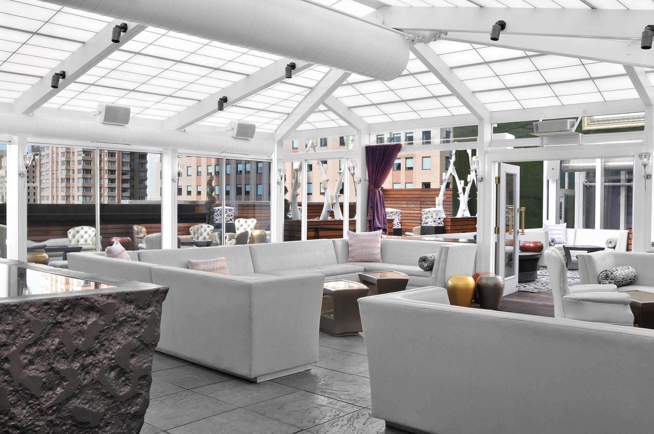 Kimpton Theta New York - Times Square By Ihg Hotel ภายนอก รูปภาพ The interior of the Sky Bar