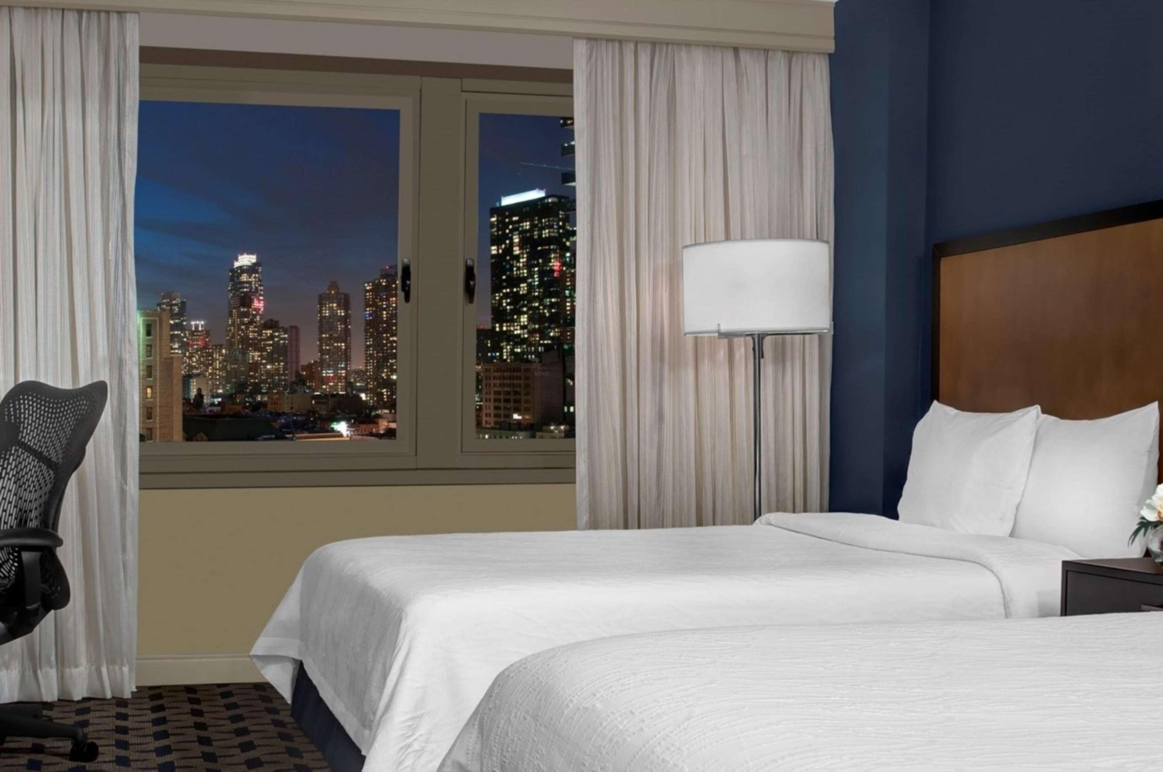 Kimpton Theta New York - Times Square By Ihg Hotel ภายนอก รูปภาพ A guest room at the Hilton New York