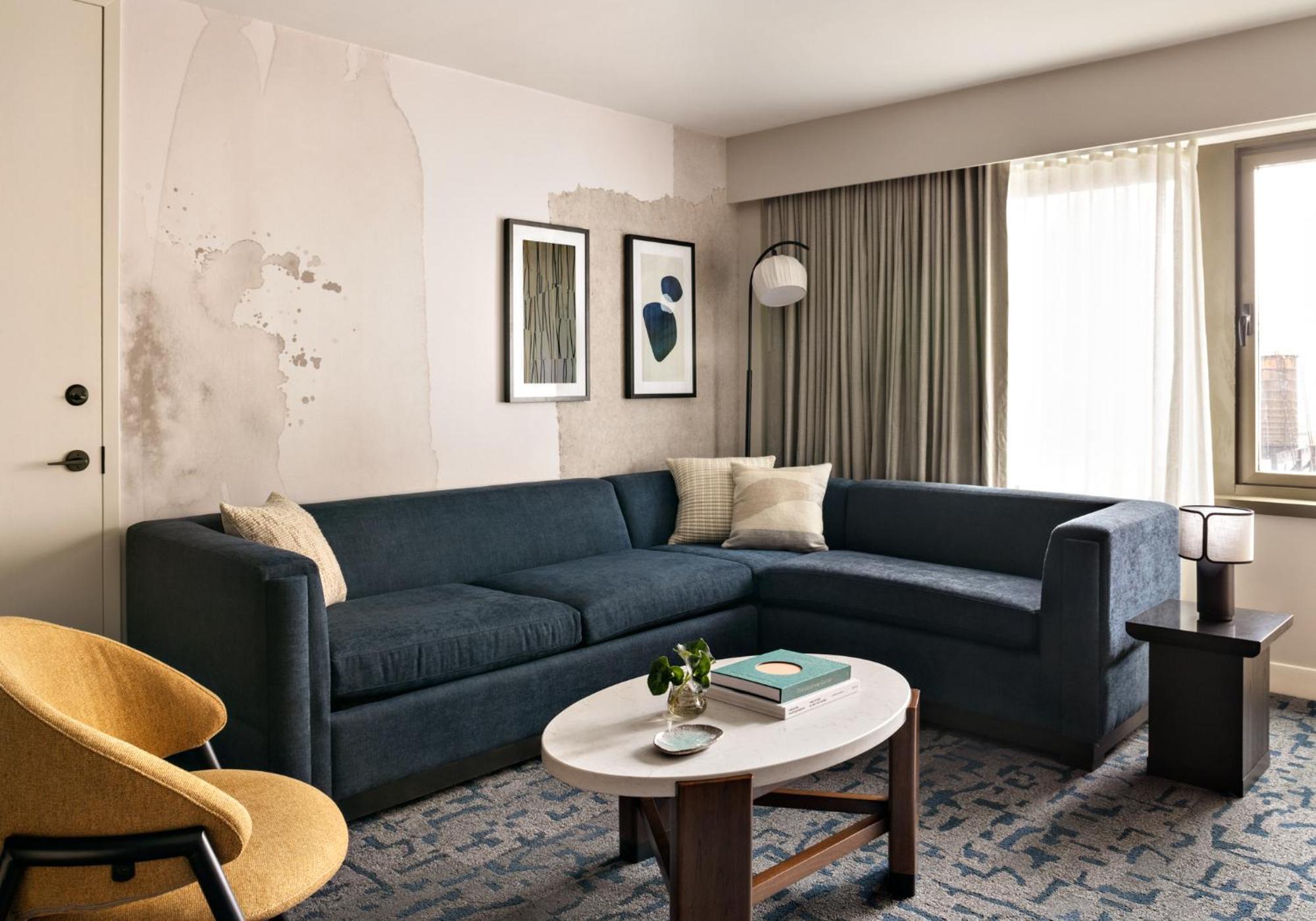 Kimpton Theta New York - Times Square By Ihg Hotel ภายนอก รูปภาพ A living room at the Hotel Commonwealth