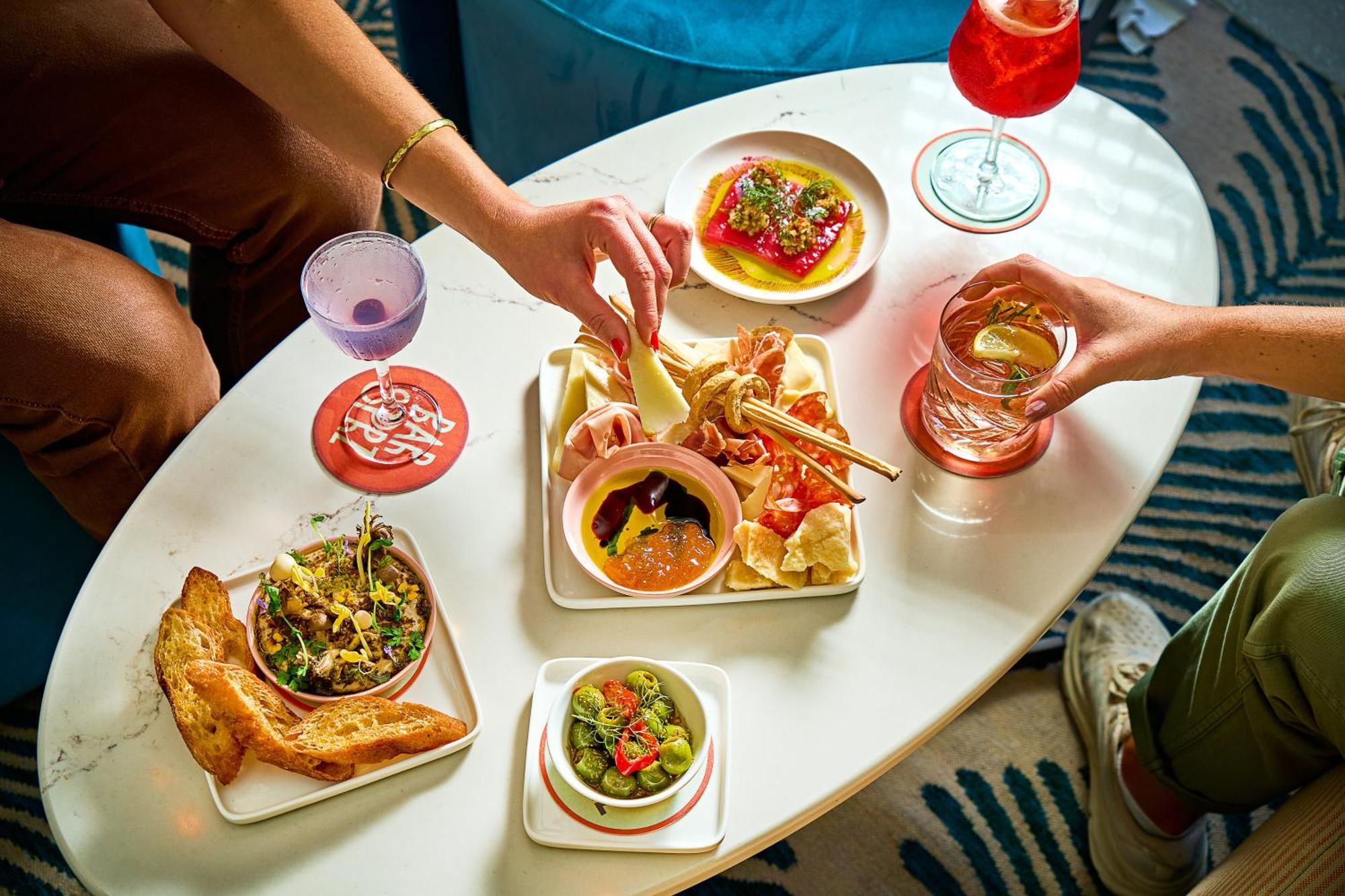 Kimpton Theta New York - Times Square By Ihg Hotel ภายนอก รูปภาพ A selection of tapas