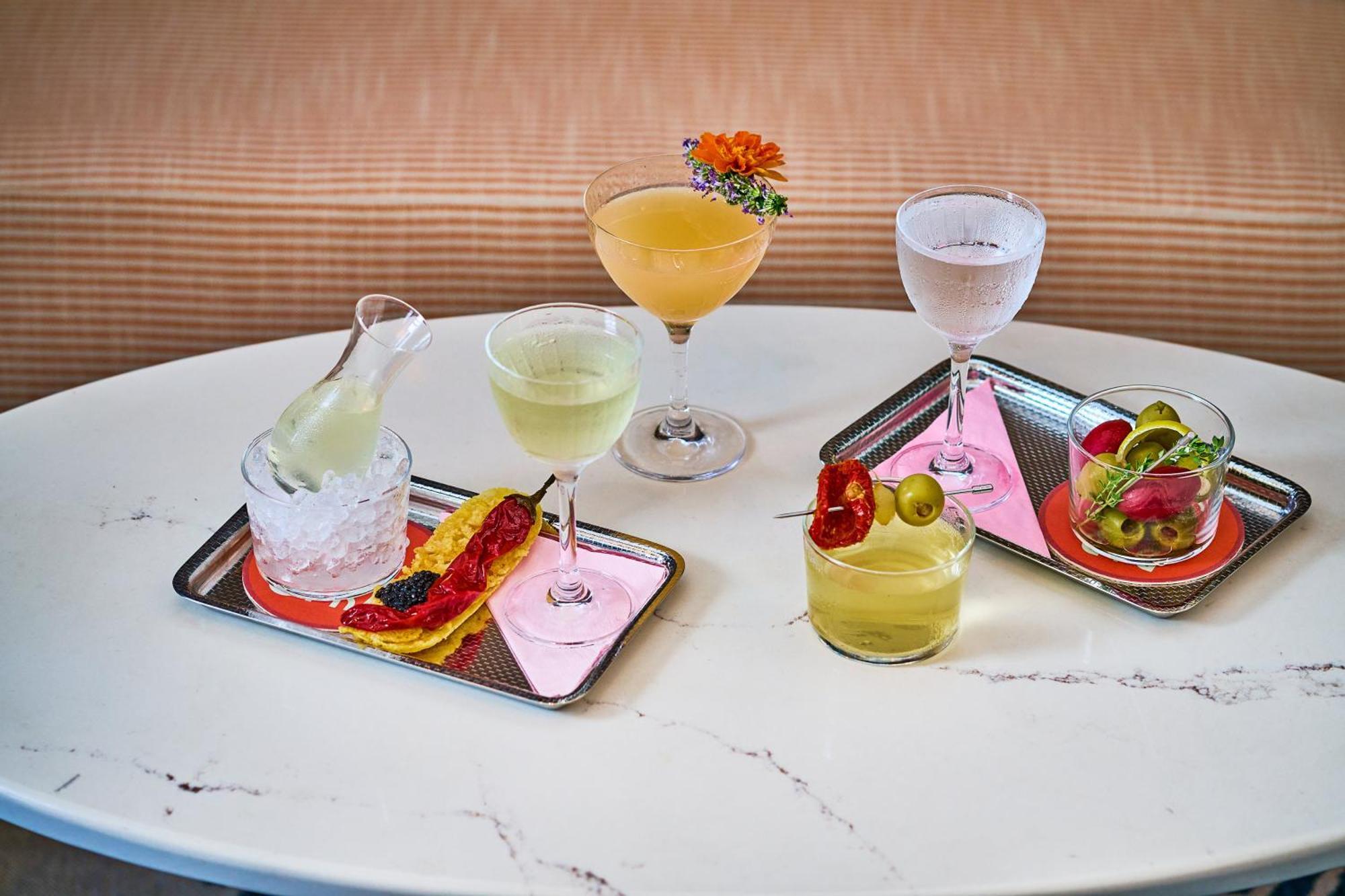 Kimpton Theta New York - Times Square By Ihg Hotel ภายนอก รูปภาพ Cocktails at the bar