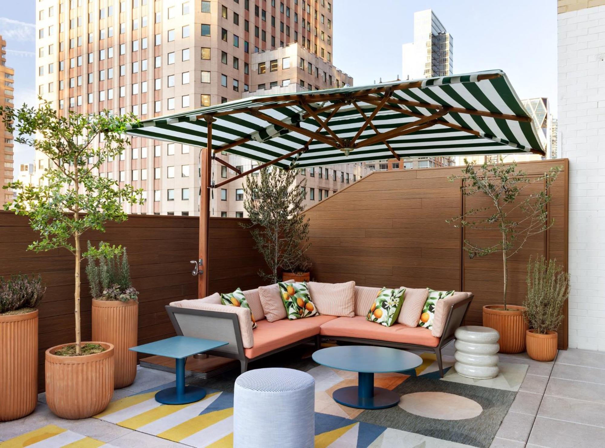 Kimpton Theta New York - Times Square By Ihg Hotel ภายนอก รูปภาพ The rooftop terrace at the Standard East Village