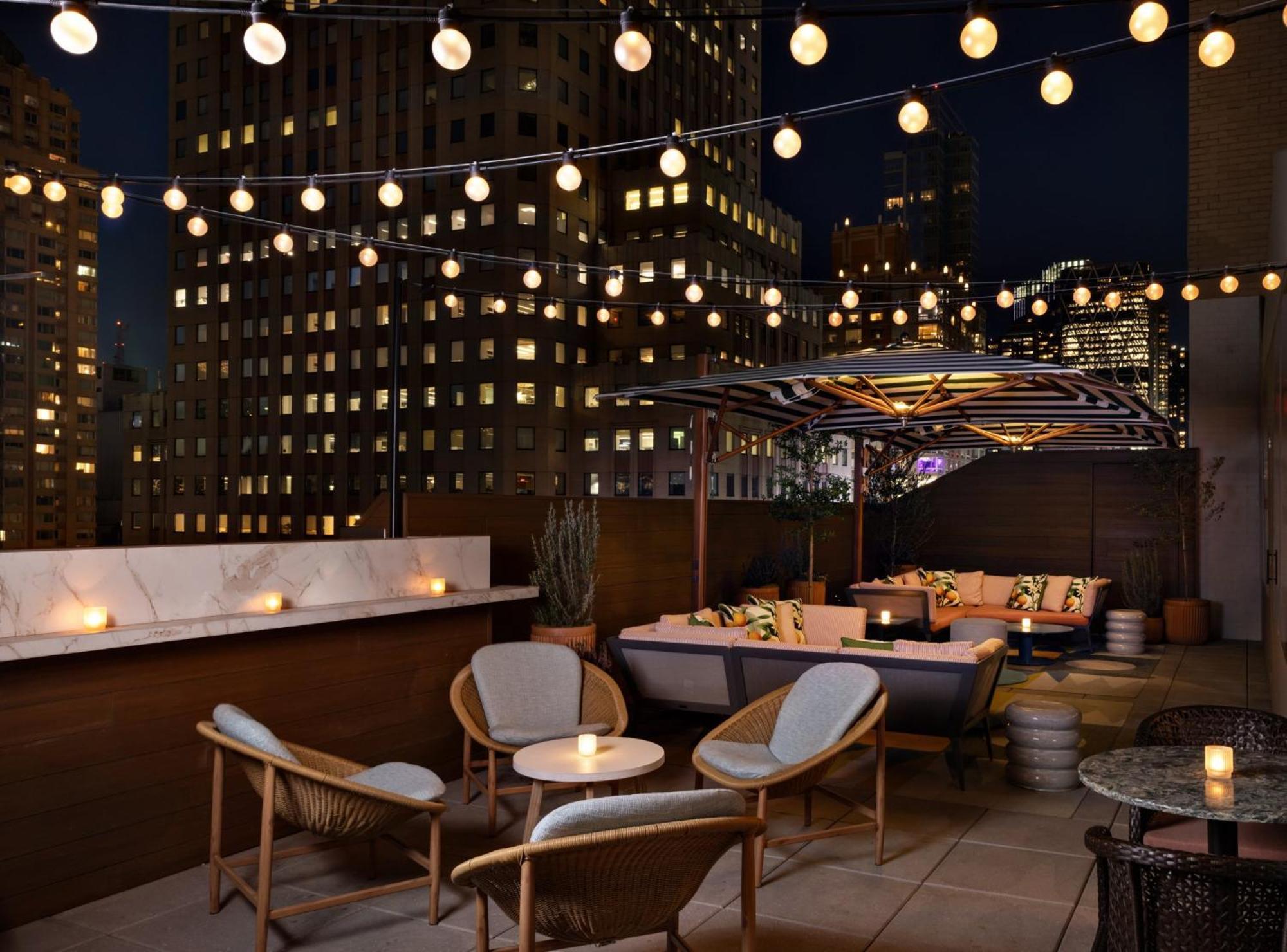 Kimpton Theta New York - Times Square By Ihg Hotel ภายนอก รูปภาพ The rooftop bar at the Standard East Village